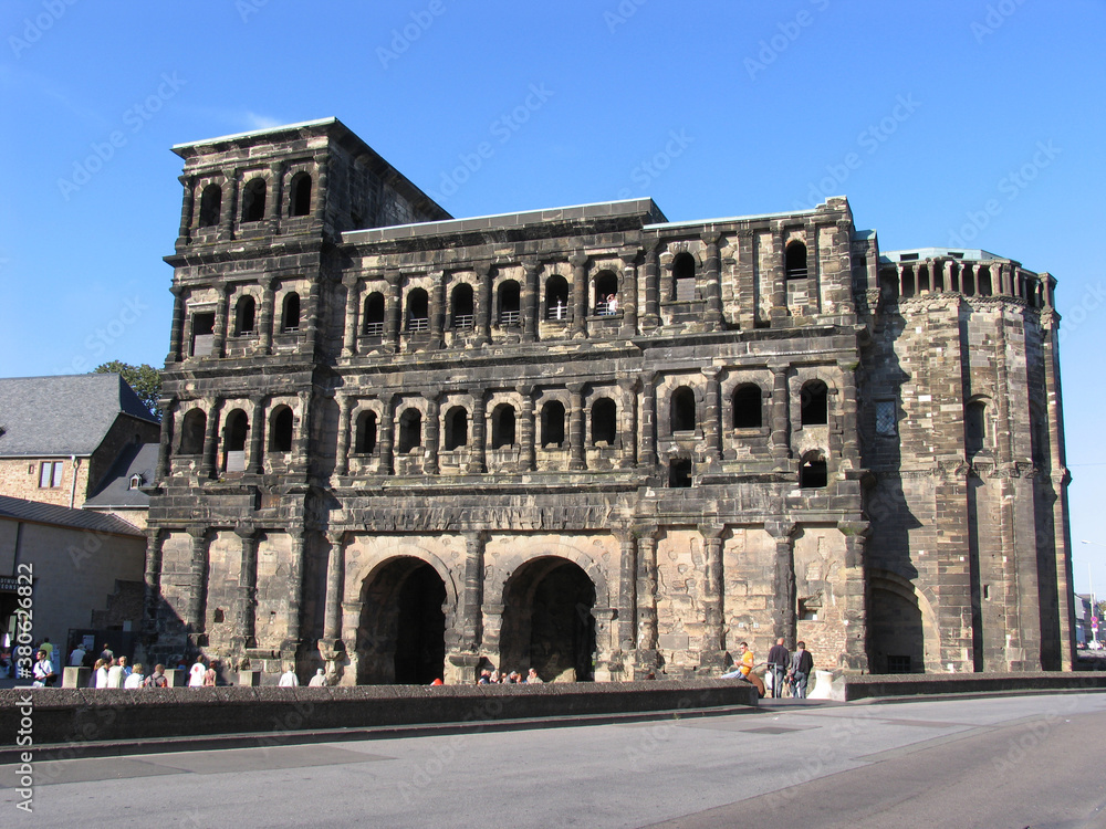 Die Porta Nigra zu Trier. Rheinland-Pfalz, Deutschland, Europa  --  
The Porta Nigra in Trier. Rhineland-Palatinate, Germany, Europe