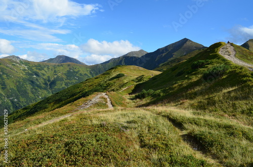 Fototapeta Naklejka Na Ścianę i Meble -  Tatry Zachodnie, szlaki na grani w słoneczny dzień