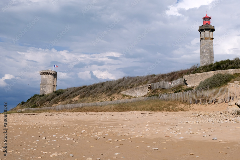 Ancien et nouveau phare des Baleines sur l'île de Ré