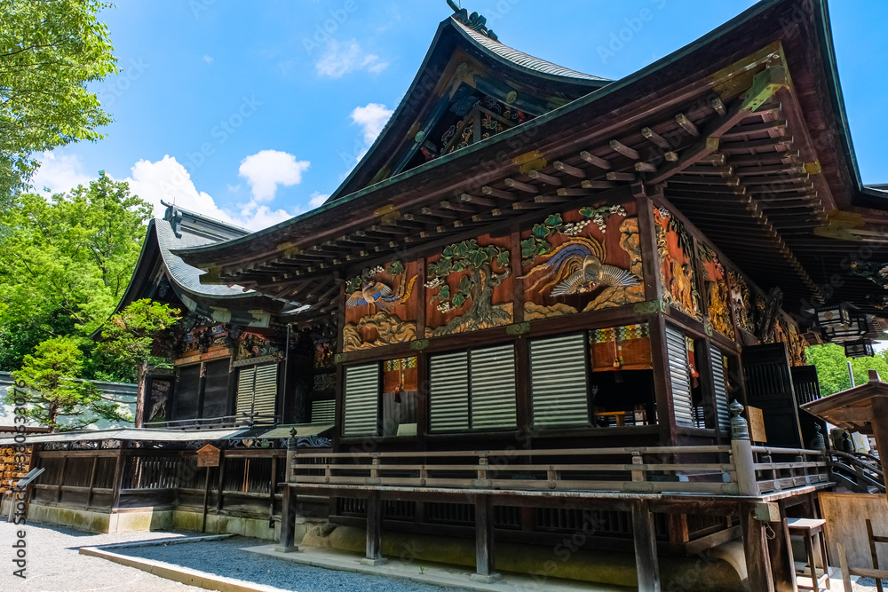 Naklejka premium 新緑の秩父神社 拝殿と本殿