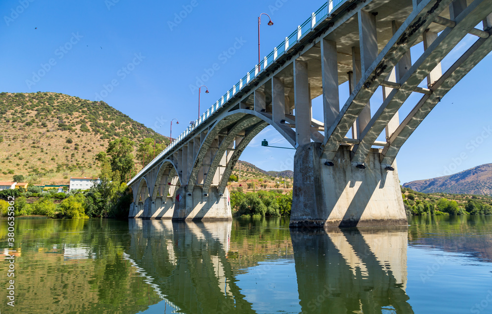 Obraz premium Bridge Almirante Sarmento Rodrigues