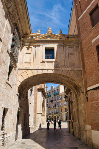 Calle, arco y pasillo elevado en Valencia