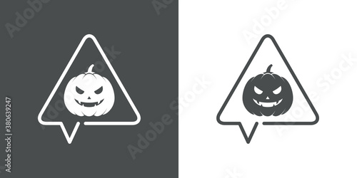 Feliz Halloween. Truco o Trato. Silueta de calabaza de Halloween en triángulo señal de peligro como burbuja de habla en fondo gris y fondo blanco