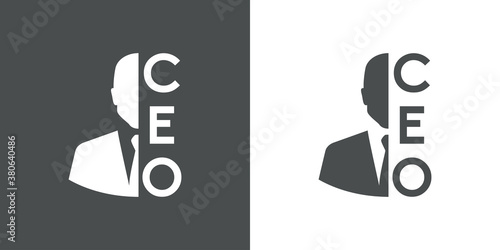 Concepto empresa. Logotipo con siglas CEO con hombre de negocios por la mitad en fondo gris y fondo blanco