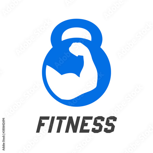 Concepto gimnasio. Logotipo con texto Fitness y brazo doblado musculoso en pesa rusa en azul y gris