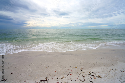 Fotografie View of the beach in Big Hickory Island, a beach on the Gulf of Mexico and Ester
