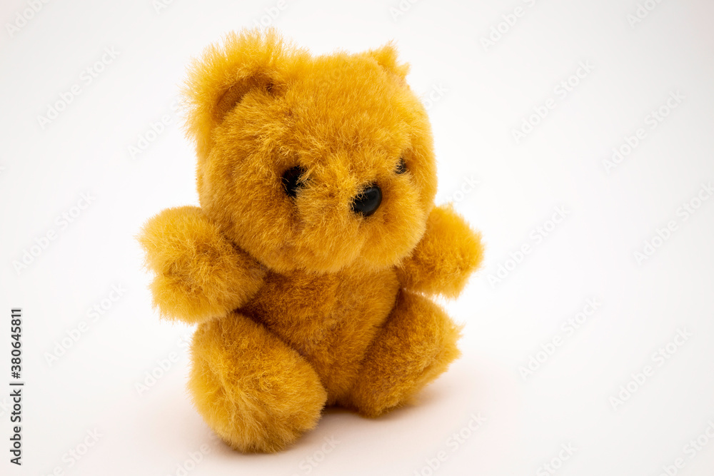 un petit ours brun en peluche