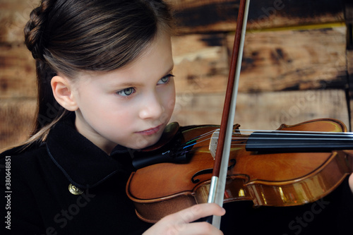 Beautiful young girl plaing the violin