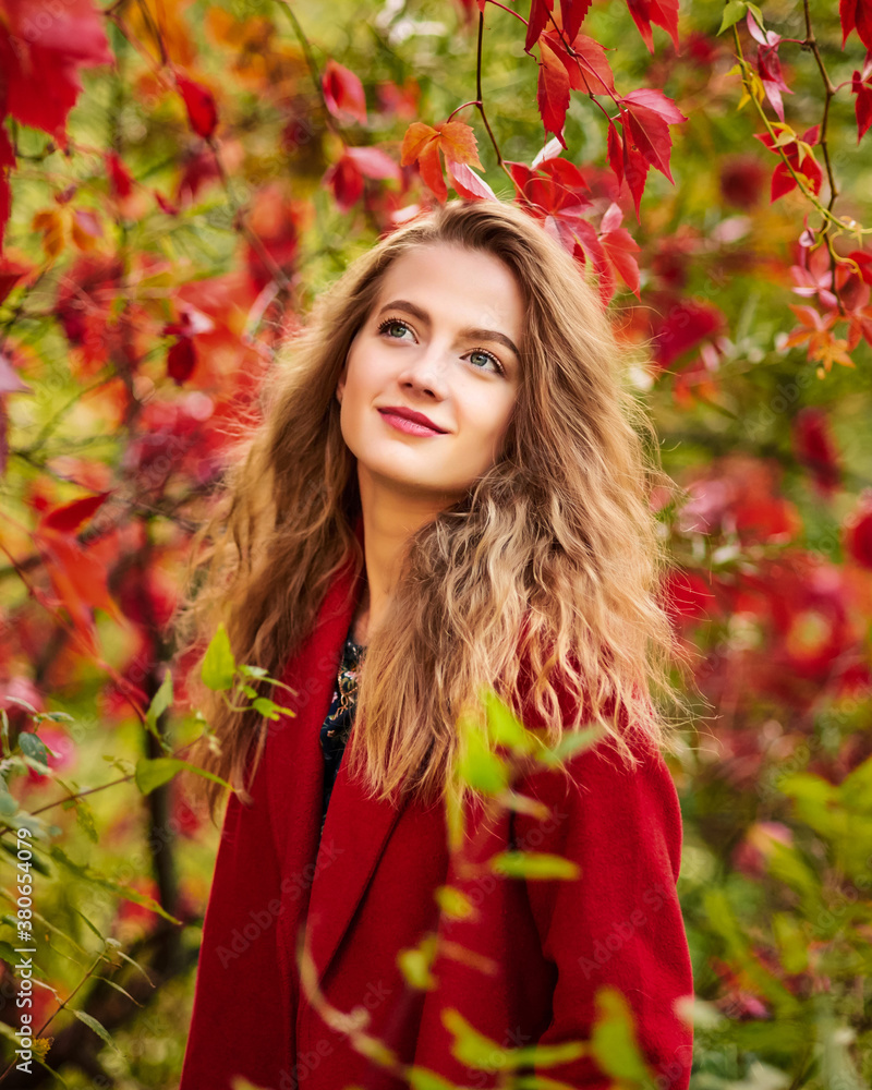 Naklejka premium Beautiful happy smiling girl with long hair, posing in autumn street. Close up outdoor portrait. Female fashion concept