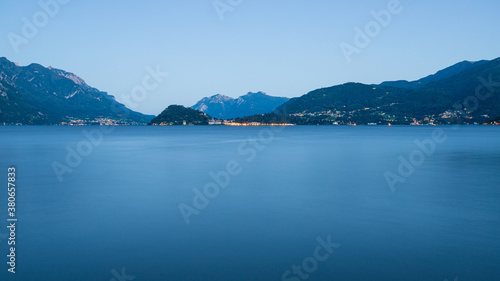 Fototapeta Naklejka Na Ścianę i Meble -  Lago di Como con il promontorio di Bellagio fotografati da Menaggio