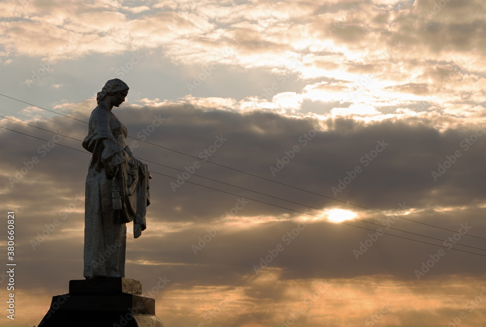 monument to warriors 2 wwii on the background of sunset - obrazy, fototapety, plakaty 
