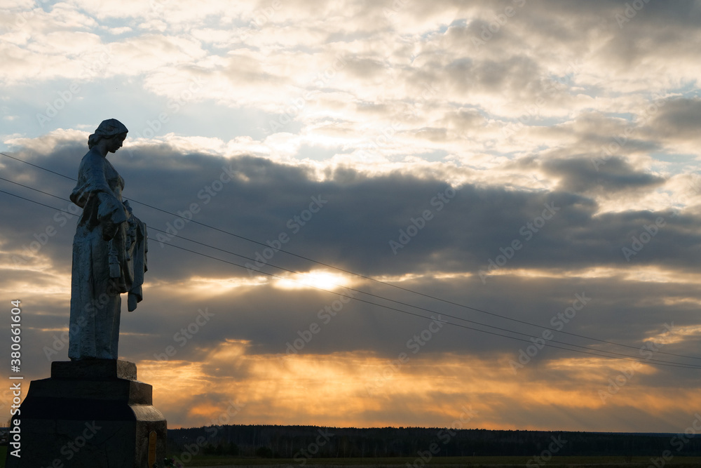 monument to warriors 2 wwii on the background of sunset - obrazy, fototapety, plakaty 