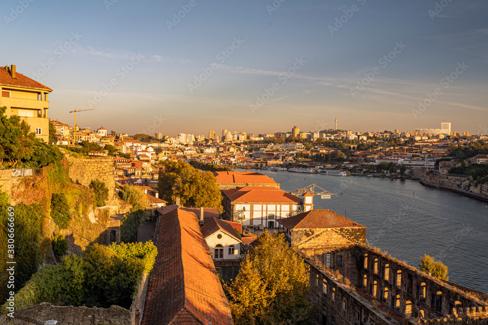 Porto, Portugal, historische Architektur in der Altstadt mit Blick auf den Douro River bei Sonnenuntergang.