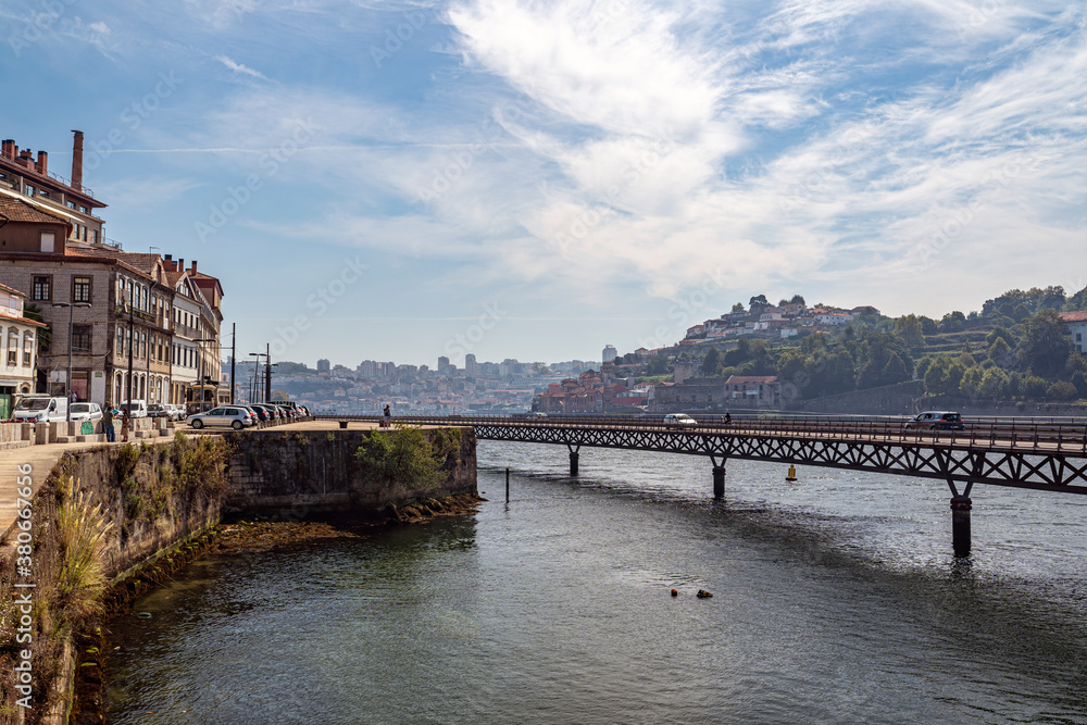 Porto, Portugal, historische Architektur in der Altstadt mit Blick auf den Douro River.