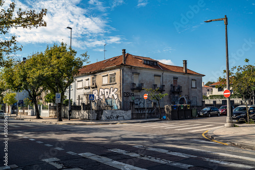 Porto, Portugal, Strassenverkehr und grafitti.