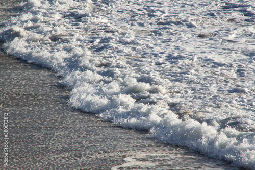 Kleine Wellen am Strand