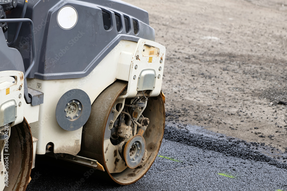 Walze verdichtet Asphalt