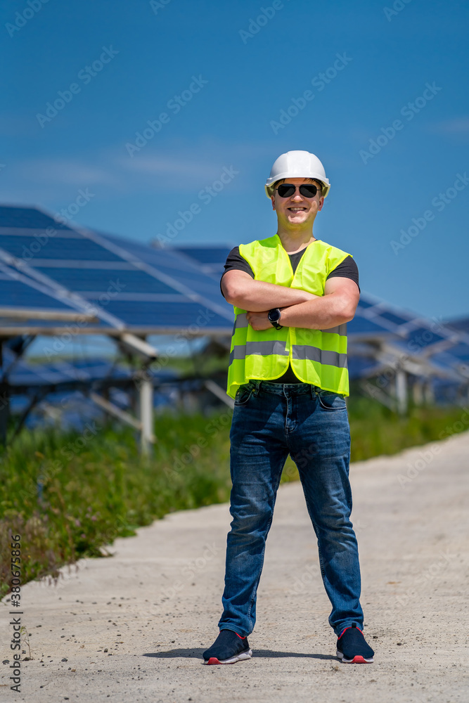 Obraz premium Engineer on a solar plant. Green energy. Electricity. Power energy panels.
