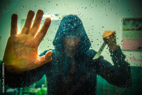 Cuadro en lienzo Killer with a long knife seen behind the shower glass
