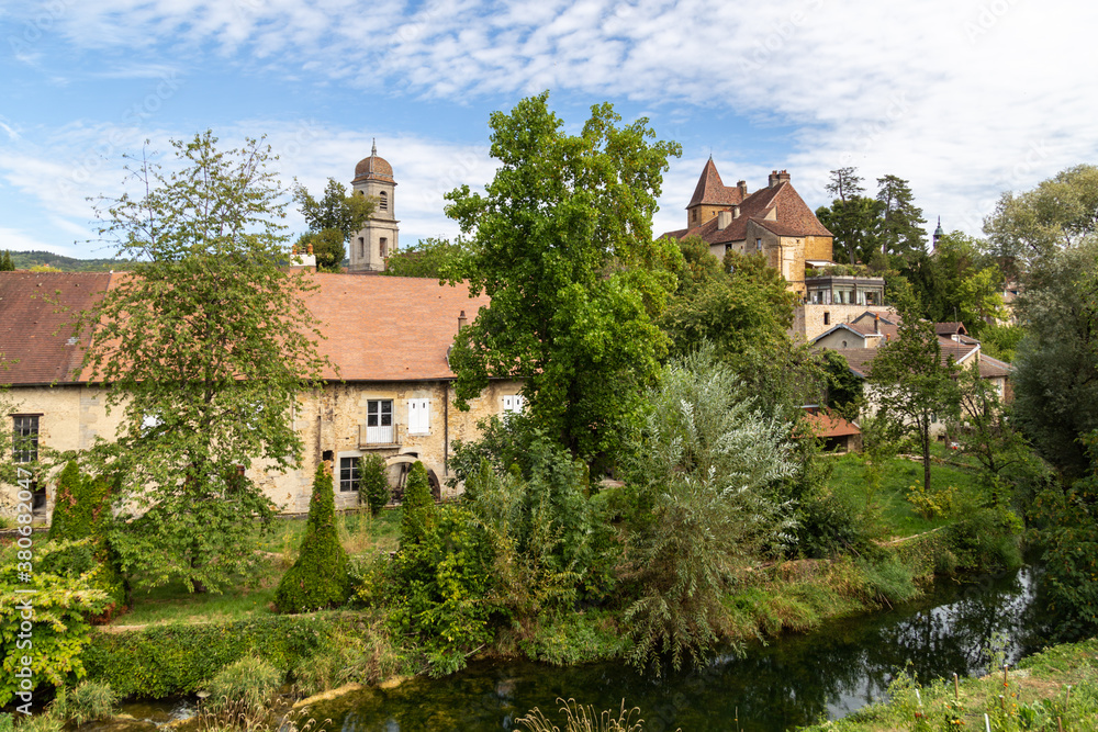 Les vignes d'Arbois et l'église Saint-Just d'Arbois, dans le Jura, en Bourgogne Franche-Comté