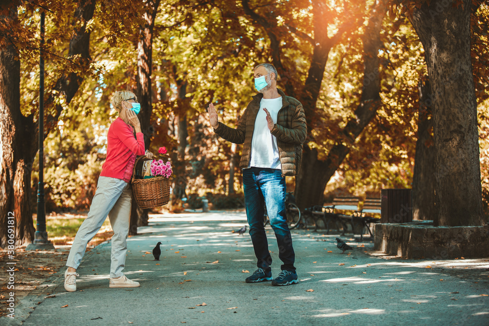 Fototapeta premium Senior people together in times of coronavirus social distancing in the park. New normal.