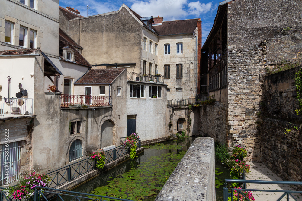Le centre-ville de Dôle, petite Venise du Jura, et ses canaux, en Franche-Comté