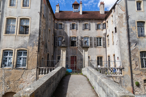 Le centre-ville de Dôle, petite Venise du Jura, et ses canaux, en Franche-Comté