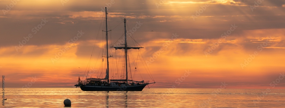 Silhouette von einem Segelschiff, Panorama