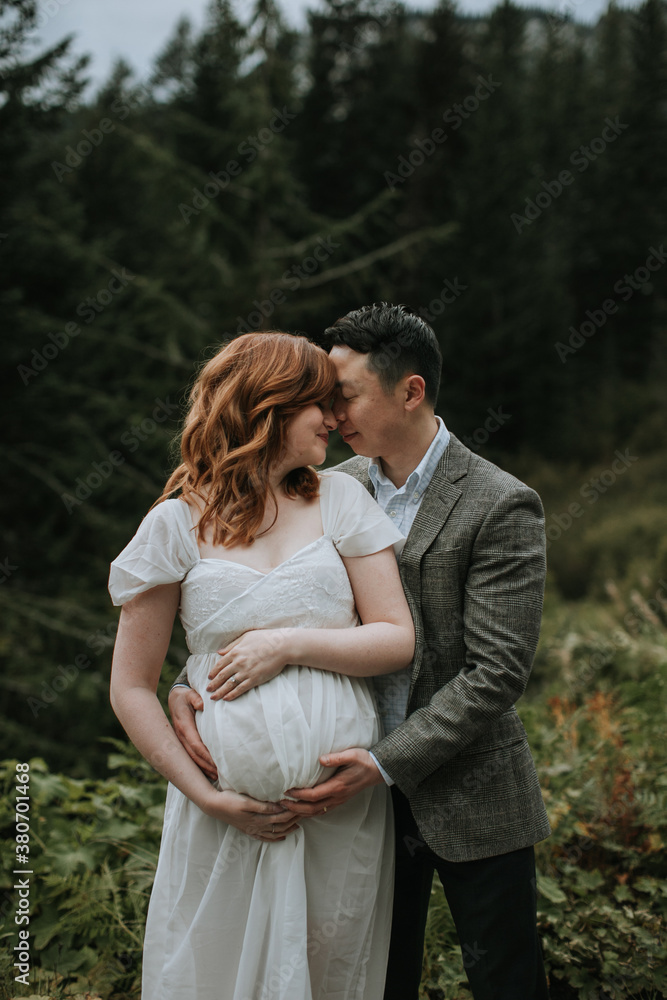 Beautiful Pregnant Couple in Mountain Scene Eloping Beautiful Pregnant Couple in Mountain Scene Eloping