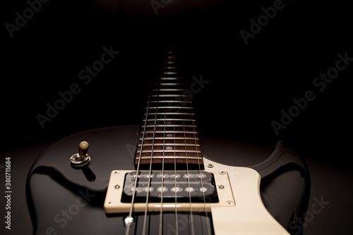 guitarra eléctrica negra