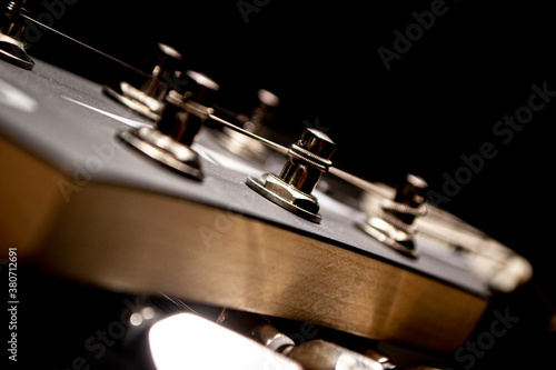 closeup de clavijero de guitarra electrica negra