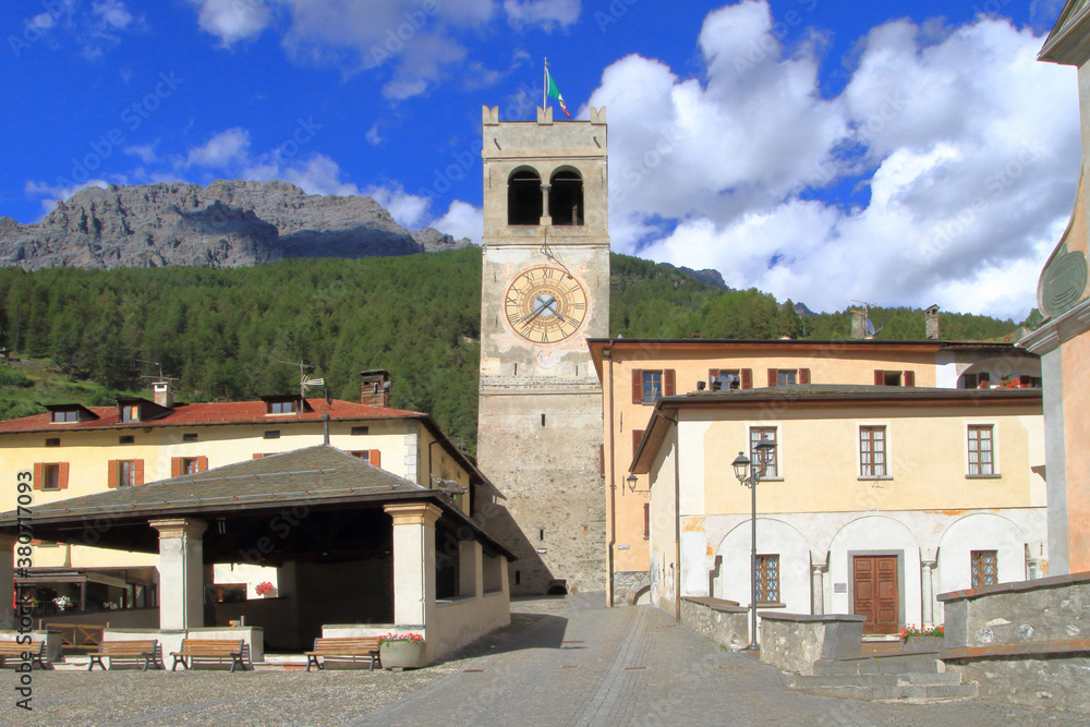 PIAZZA CON TORRE CIVICA A BORMIO ITALIA, , SQUARE WITH CIVIC TOWER IN BORMIO ITALY 