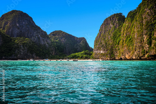Maya bay hidden phi phi island beach in Thailand. Paradise Landscape © Jon Fonte