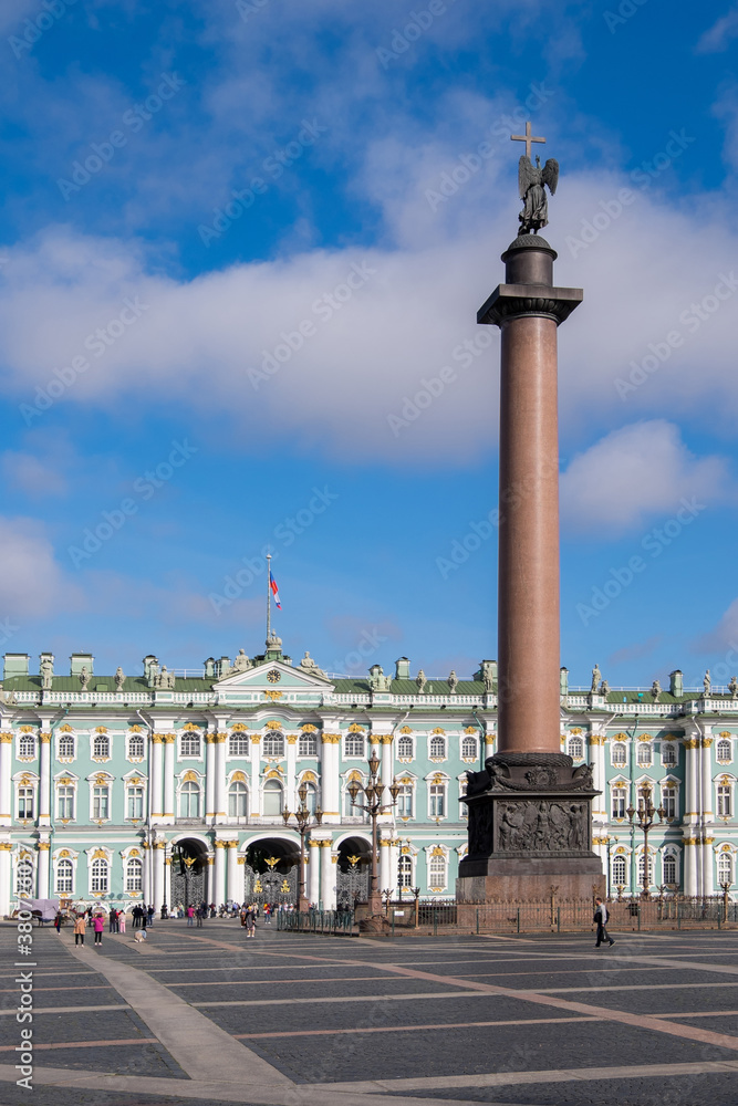 Vista de la torre de Alejandro en la plaza del palacio del Ermitage en San Petersburgo, Rusia