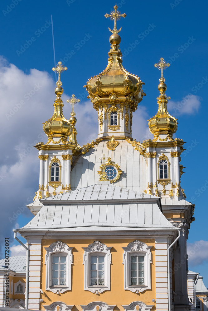 Cúpulas doradas de uno de los edificios en el palacio de Peterhof, a las afueras de San Petersburgo, Rusia