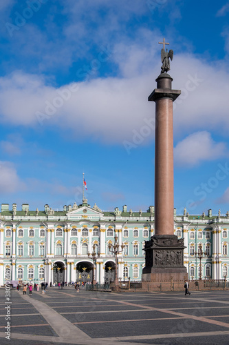 Vista de la torre de Alejandro en la plaza del palacio del Ermitage en San Petersburgo, Rusia © s-aznar