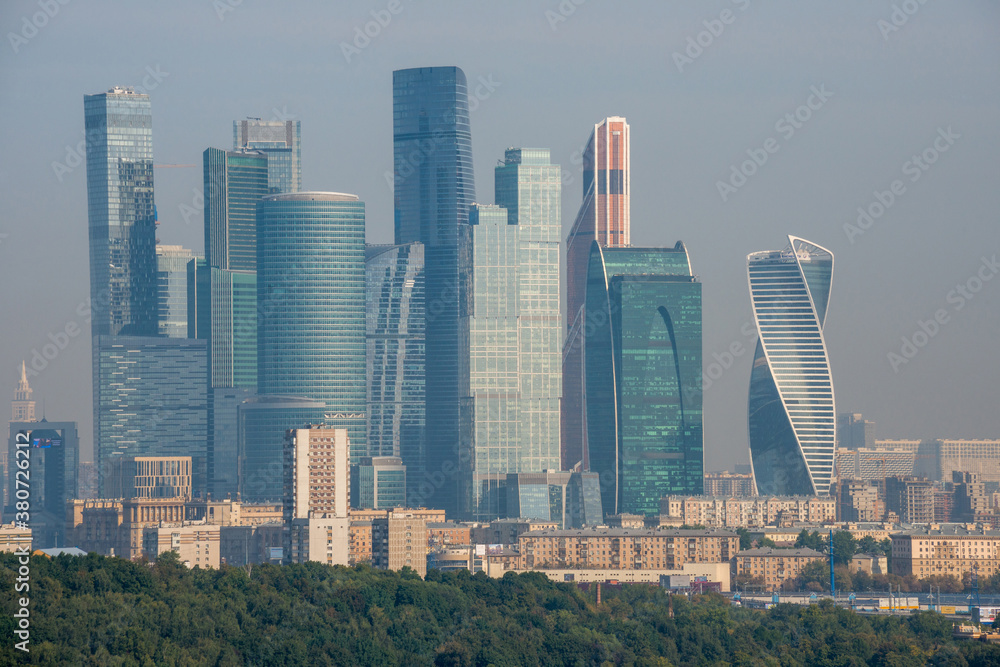 Vista de los rascacielos de Vystavochnaya desde la colina de los Gorriones en Moscú, Rusia