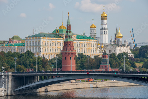 Vista del Kremlin desde el puente de Bolshói Kámenny sobre el río Moscova en la ciudad de Moscú, Rusia