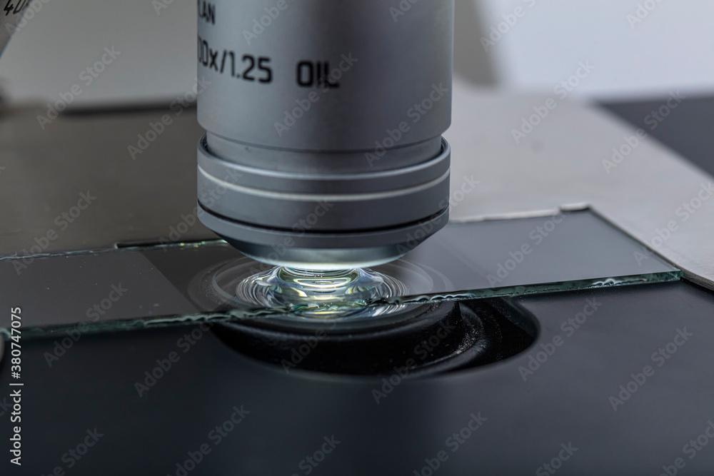 Distribution of immersion oil under light microscope objective lens ...