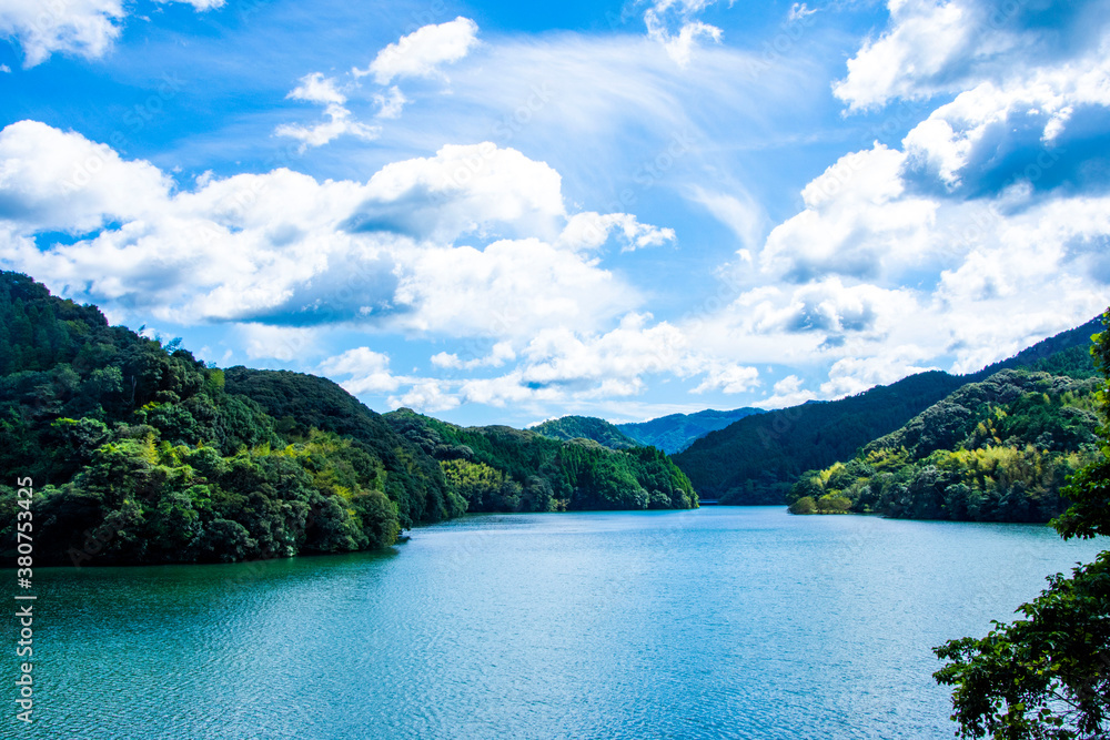 青空と太陽と田園風景　鹿児島県出水市