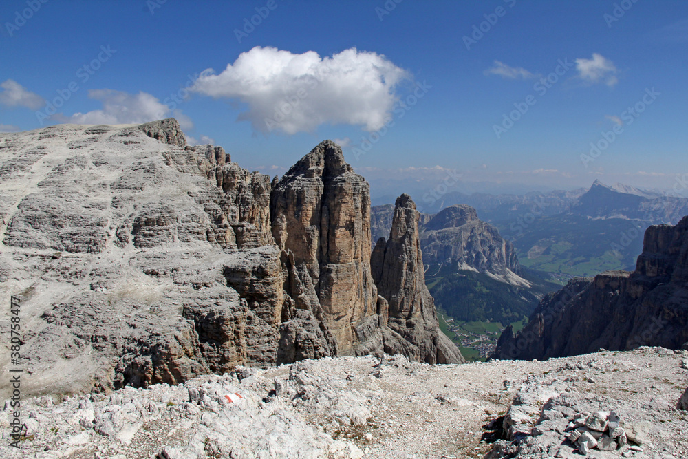 oltre le guglie del Sass de Mesdì (gruppo del Sella, Dolomiti di Fassa) spunta il Sassongher (Val Badia) oltre le guglie del Sass de Mesdì (gruppo del Sella, Dolomiti di Fassa) spunta il Sassongher (Val Badia)