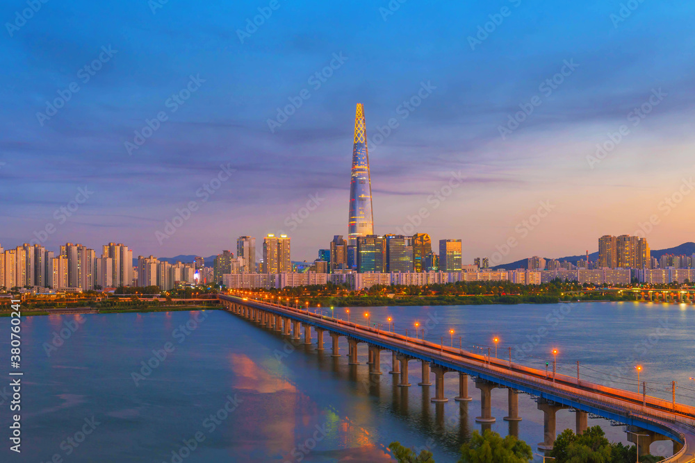 Naklejka premium twilight Seou lcity South Korea. Han River and bridge