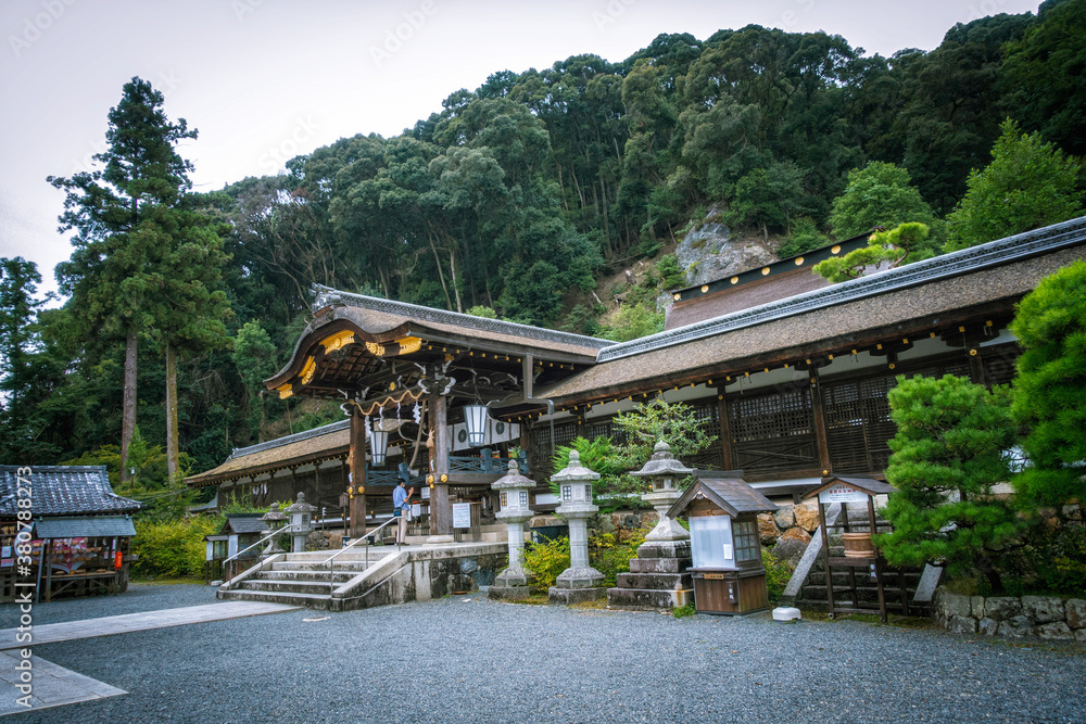 京都、嵐山にある松尾大社の本殿と参拝者