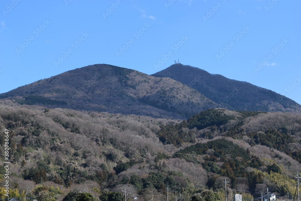 筑波山 ／ 日本百名山、日本百景、関東の富士見百景、日本の地質百選に選定されている、標高877mの筑波山です。男体山と女体山の２つの峰を持ち、古くから信仰の山として栄えてきました。