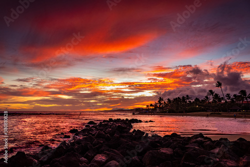 【ハワイ カウアイ島】夕暮れの海の自然風景 