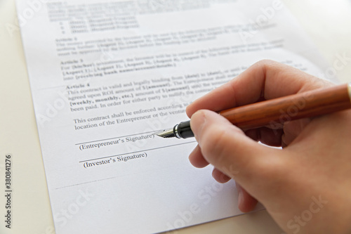 Obraz na płótnie Close up of hand signing document. w salonie