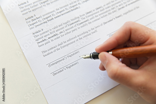 Obraz na płótnie Closeup of contract and pen. w salonie