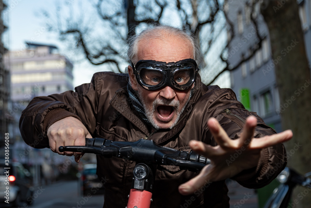 Fototapeta premium Mobiler Bestager auf einem E-Scooter