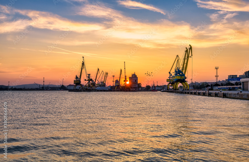 Obraz premium sunset at the pier in Burgas city