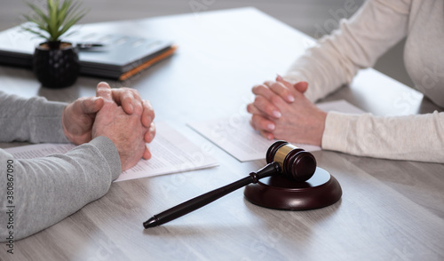 Fotografía Concept of divorce with judge gavel